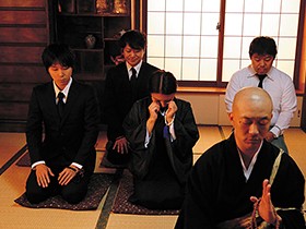 喪服とギャルママ 松本メイ サンプル動画サムネイル